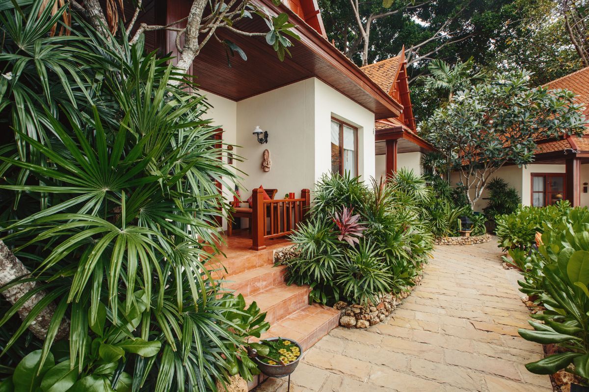 Keep It Simple with a Tropical Minimalist Design
